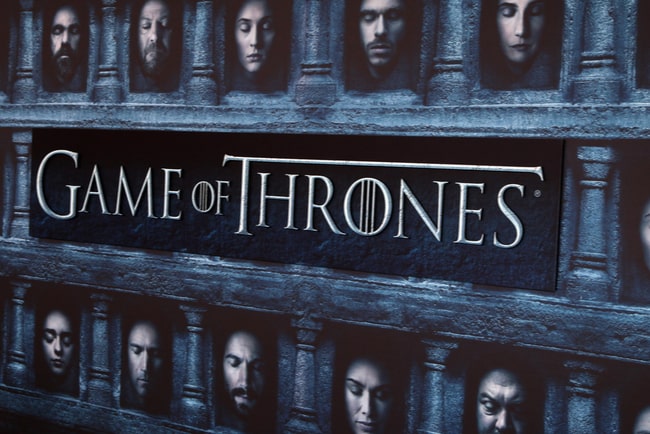 Del av affisch med testen Game of Thrones och några av karaktärerna i serien där alla har slutna ögon.