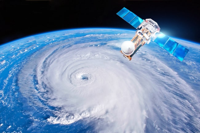 Satellit och orkan sett från rymden